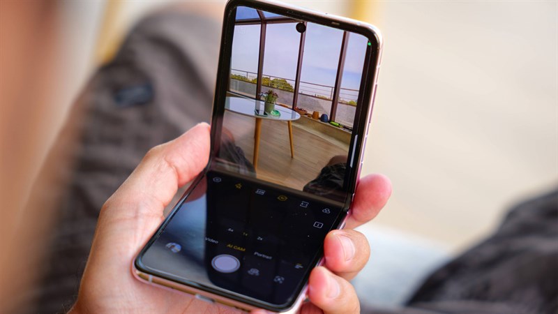 Tecno Phanton V Flip sẽ giúp bạn chụp ảnh linh hoạt hơn nhờ thiết kế gập Tecno Phanton V Flip sẽ giúp bạn chụp ảnh linh hoạt hơn nhờ thiết kế gập