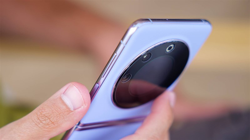 Mặt lưng của Tecno Phantom V Flip được hoàn thiện từ chất liệu giả da và bo cong ở các góc, cạnh Mặt lưng của Tecno Phantom V Flip được hoàn thiện từ chất liệu giả da và bo cong ở các góc, cạnh