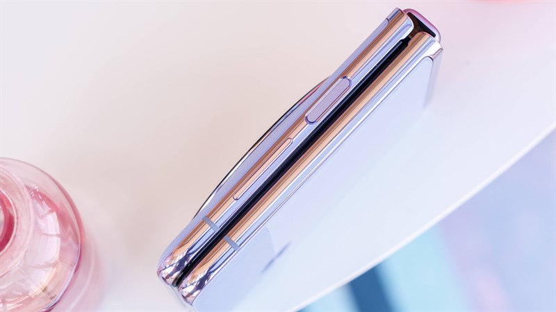 Cạnh phải của Tecno Phantom V Flip với nút nguồn, nút tăng/giảm âm lượng Cạnh phải của Tecno Phantom V Flip với nút nguồn, nút tăng/giảm âm lượng