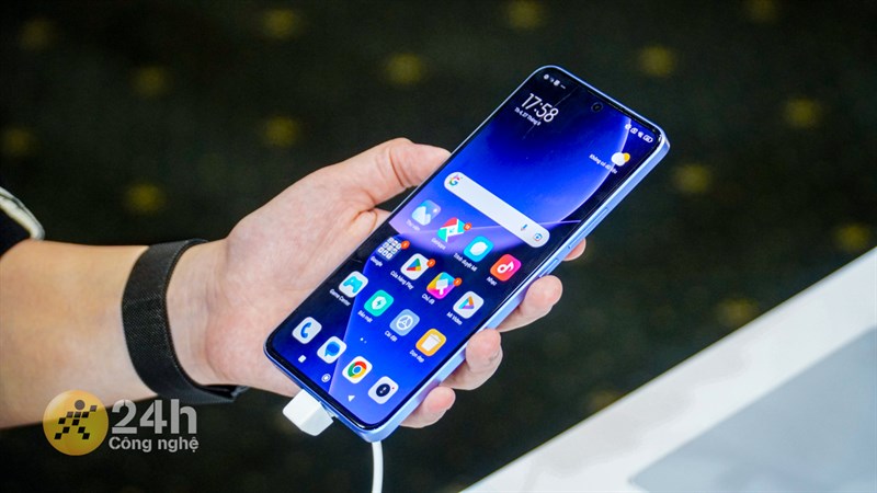 cùng thuộc phân khúc tầm trung, bộ đôi Xiaomi 13T Series đều được trang bị tấm nền AMOLED