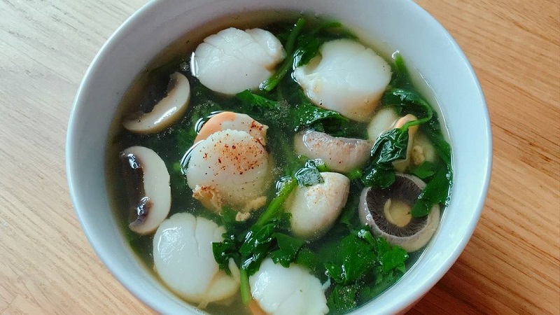 Japanese Lettuce and Mushroom Soup