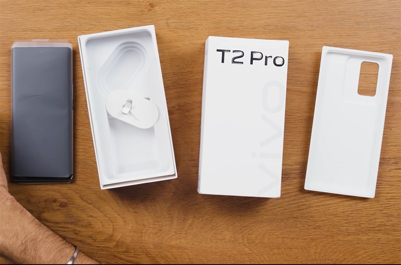 Bên trong hộp đựng Vivo T2 Pro 5G được trang bị đầy đủ những món phụ kiện cần thiết Bên trong hộp đựng Vivo T2 Pro 5G được trang bị đầy đủ những món phụ kiện cần thiết