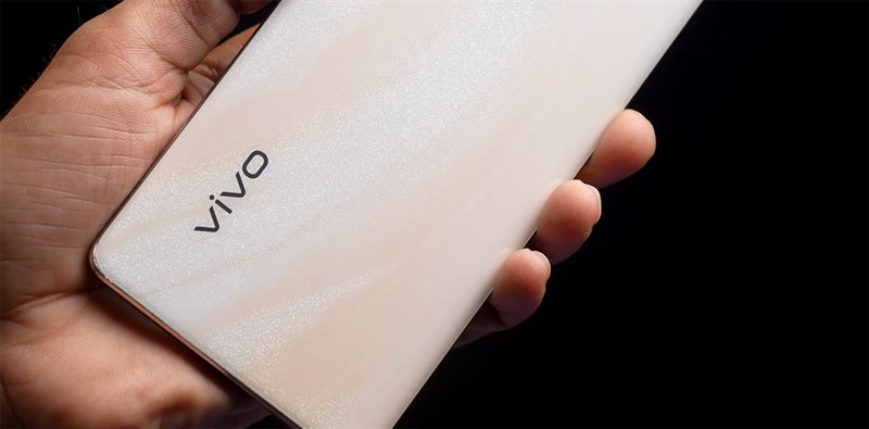 Mặt lưng Vivo T2 Pro 5G được làm dạng nhám và có thêm những đường vân bắt mắt Mặt lưng Vivo T2 Pro 5G được làm dạng nhám và có thêm những đường vân bắt mắt