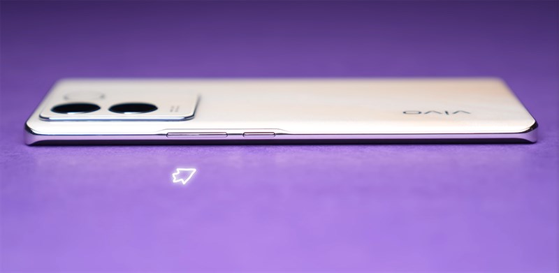 Cạnh phải của máy chứa nút nguồn và cụm phím tăng giảm âm lượng Cạnh phải của máy chứa nút nguồn và cụm phím tăng giảm âm lượng