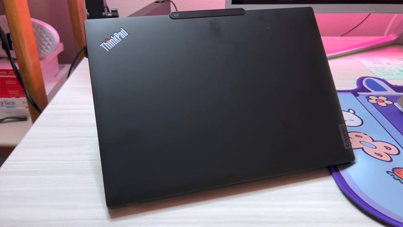 Lenovo ThinkPad X13 G4 có mặt lưng được hoàn thiện dạng nhám