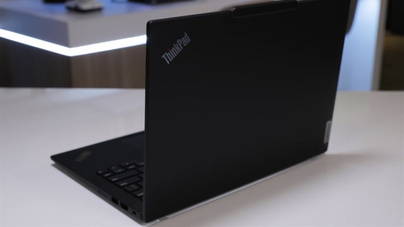 Lenovo ThinkPad X13 G4 có ngoại hình mỏng nhẹ, dễ dàng mang đi