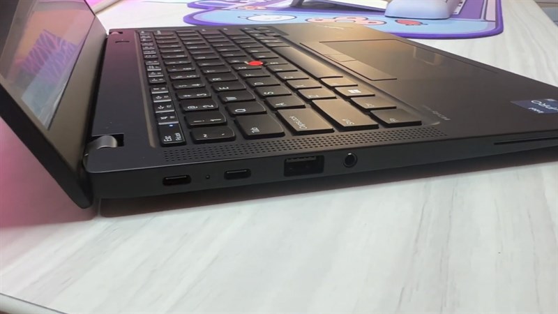 Cạnh trái của Lenovo ThinkPad X13 G4