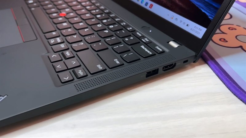 Cạnh phải của Lenovo ThinkPad X13 G4