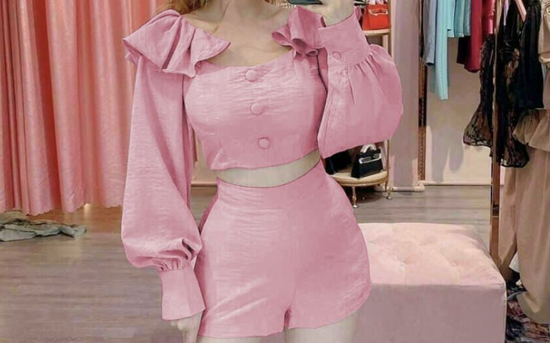Áo croptop hồng phối với quần short