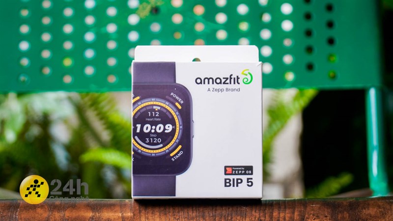 Hộp đựng Amazfit Bip 5 được thiết kế dạng hình vuông nhỏ gọn quen thuộc