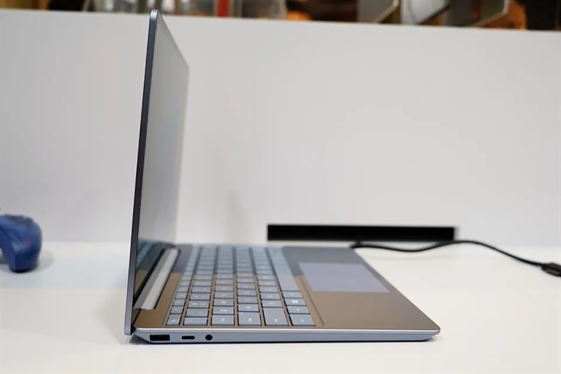 Cạnh trái của Surface Laptop Go 3