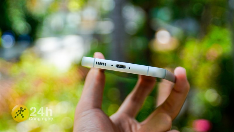 Cạnh dưới của Galaxy S23 FE có loa ngoài, mic thoại, cổng sạc USB-C Cạnh dưới của Galaxy S23 FE có loa ngoài, mic thoại, cổng sạc USB-C