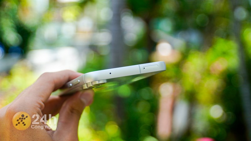 Cạnh trên của máy có một mic phụ khác và khay đựng SIM. Cạnh trên của máy có một mic phụ khác và khay đựng SIM.