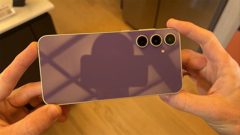 Galaxy S23 FE vẫn mang lại cảm giác cầm nắm thoải mái