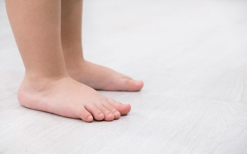 Massage chân giúp kích thích sự phát triển cơ bắp của trẻ sơ sinh