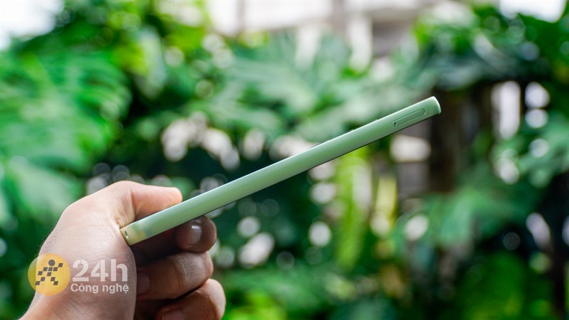 Cạnh trái của Galaxy A05s chứa khe cắm SIM