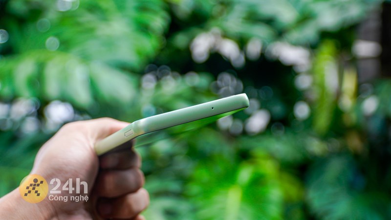 Cạnh trên chứa mic