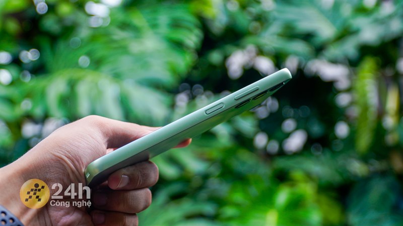 Cạnh phải chứa hệ thống nút bấm tăng giảm âm lượng và nút nguồn kiêm cảm biến vân tay