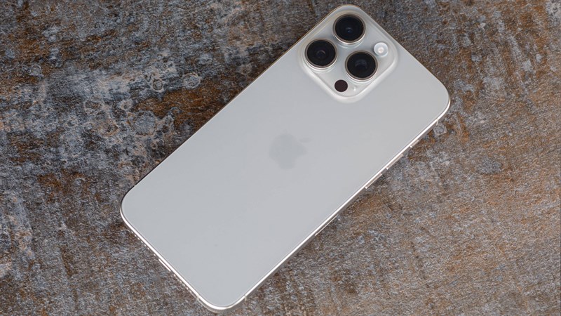 iPhone 15 Pro Max có ngoại hình tương tự thế hệ trước nhưng được bo cong nhiều hơn
