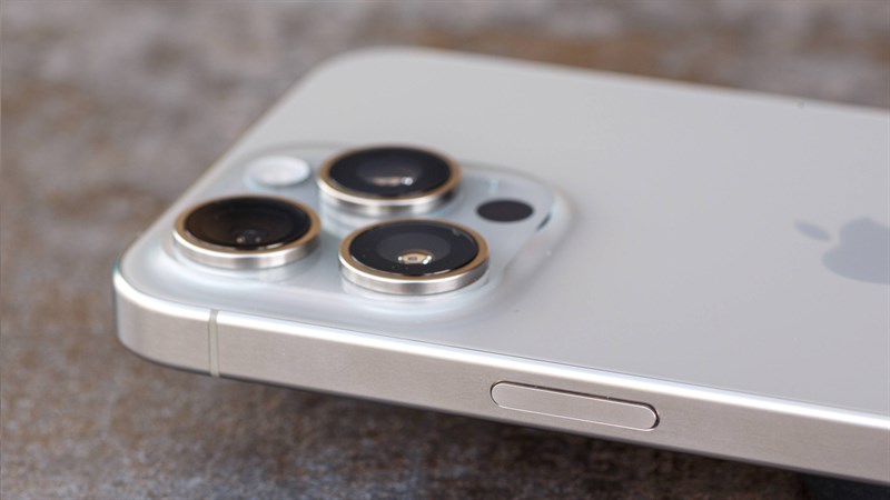 iPhone 15 Pro Max được trang bị bộ khung viền Titanium nhẹ nhàng và bền bỉ