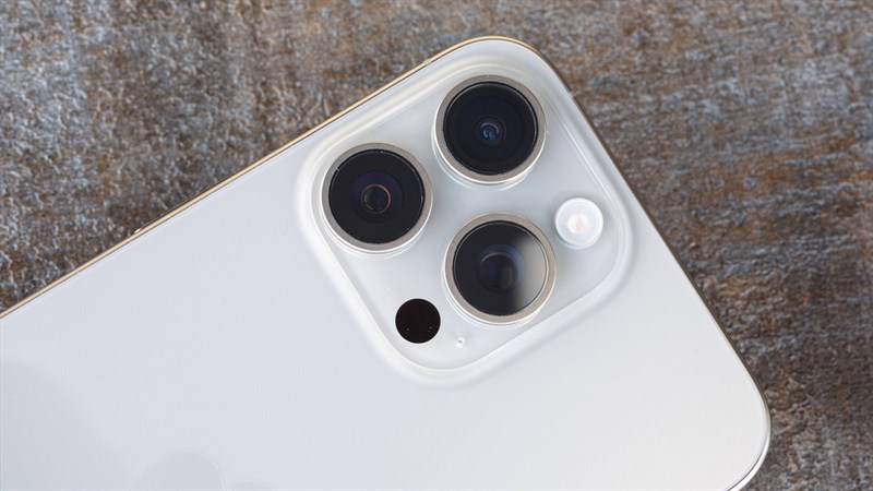 Mặt lưng của iPhone 15 Pro Max nổi bật với cụm camera lớn