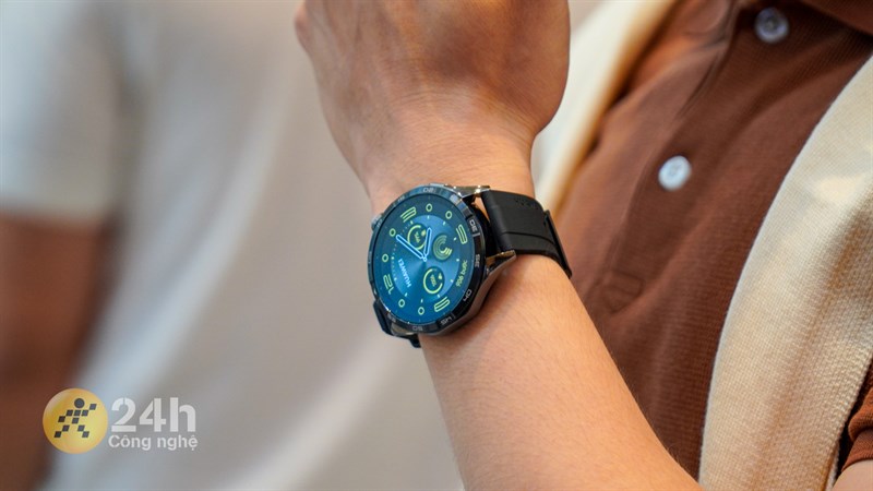 Huawei Watch GT 4 phiên bản 46 mm dù lớn nhưng vẫn mang lại cảm giác đeo thoải mái cho người dùng Huawei Watch GT 4 phiên bản 46 mm dù lớn nhưng vẫn mang lại cảm giác đeo thoải mái cho người dùng
