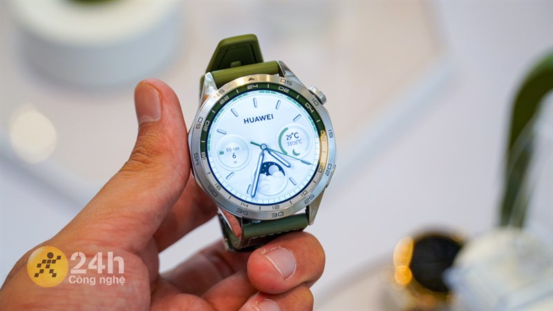 Huawei Watch GT 4 phiên bản 46 mm được thiết kế từ thép không gỉ và được tạo hình bát giác Huawei Watch GT 4 phiên bản 46 mm được thiết kế từ thép không gỉ và được tạo hình bát giác