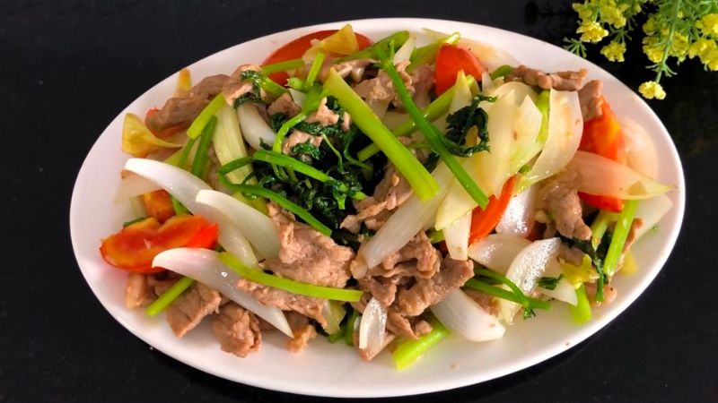 Stir-fried beef belly with onions