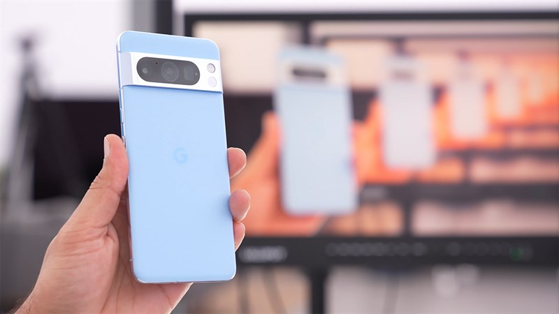 Nhờ được làm thiết kế bo cong mà cảm giác cầm nắm Google Pixel 8 Series trên tay rất thoải mái Nhờ được làm thiết kế bo cong mà cảm giác cầm nắm Google Pixel 8 Series trên tay rất thoải mái