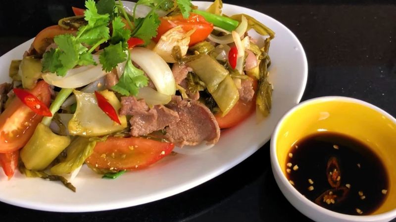 Stir-fried hump beef with pickles