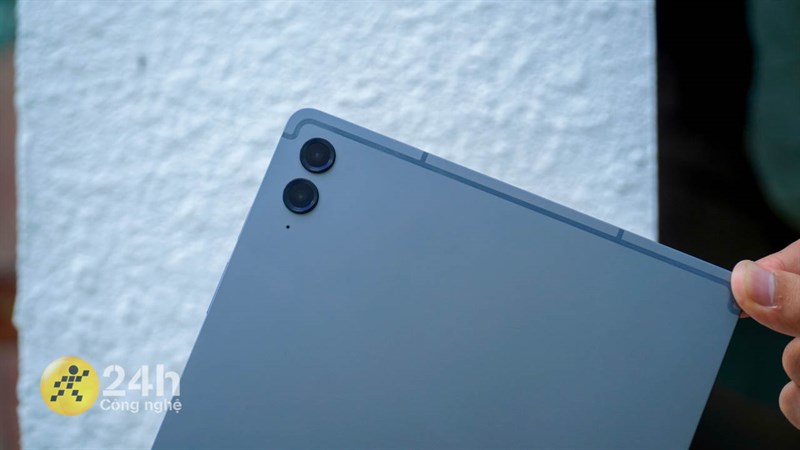 Cụm camera của Galaxy Tab S9 FE+ được thiết kế lồi lên khỏi mặt lưng Cụm camera của Galaxy Tab S9 FE+ được thiết kế lồi lên khỏi mặt lưng