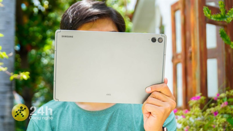 Galaxy Tab S9 FE được thiết kế theo phong cách quen thuộc với cân nặng, kích thước hợp lý