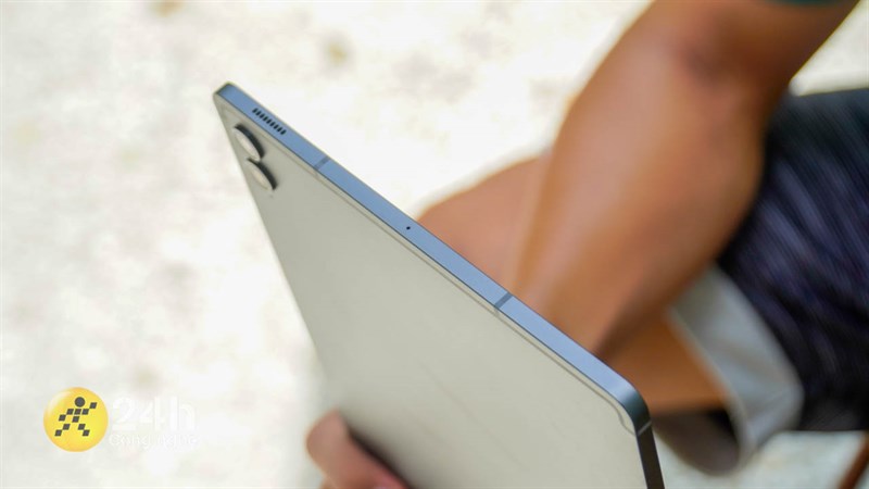 Cạnh trên của Galaxy Tab S9 FE+ chứa mic và dải loa Cạnh trên của Galaxy Tab S9 FE+ chứa mic và dải loa