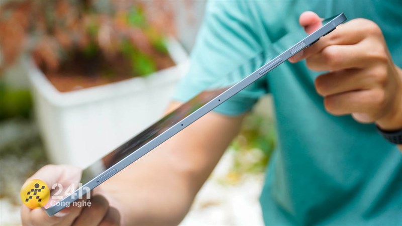 Cạnh phải của Galaxy Tab S9 FE+ chứa nút nguồn kiêm cảm biến, cụm phím tăng giảm âm lượng và khe cắm SIM Cạnh phải của Galaxy Tab S9 FE+ chứa nút nguồn kiêm cảm biến, cụm phím tăng giảm âm lượng và khe cắm SIM