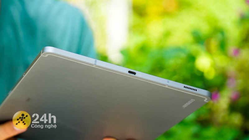 Cạnh đáy của máy chứa dải loa và cổng sạc USB-C Cạnh đáy của máy chứa dải loa và cổng sạc USB-C