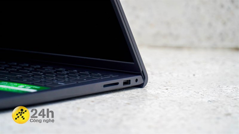 Cạnh phải của Dell Inspiron 3530 Cạnh phải của Dell Inspiron 3530