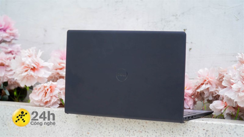 Tổng thể Dell Inspiron 3530 được thiết kế chắc chắn, gọn nhẹ để người dùng thoải mái mang đi bất cứ đâu