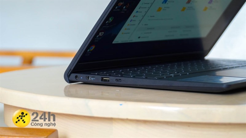 Bản lề của Dell Inspiron 3530 giúp bàn phím được nâng cao hơn Bản lề của Dell Inspiron 3530 giúp bàn phím được nâng cao hơn
