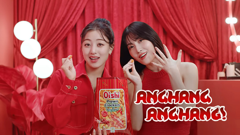 Jihyo và Momo đang ăn món bánh snack tôm có vị cay truyền thống