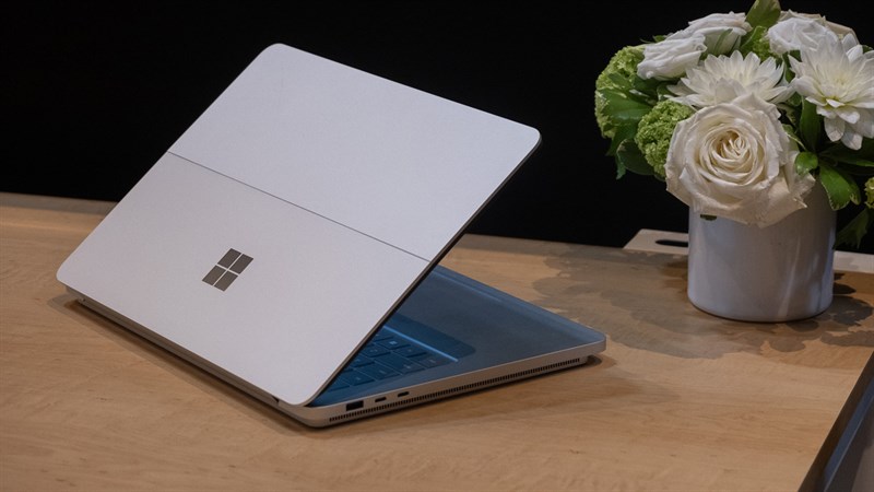 Surface Laptop Studio 2 không có quá nhiều thay đổi so với thế hệ tiền nhiệm