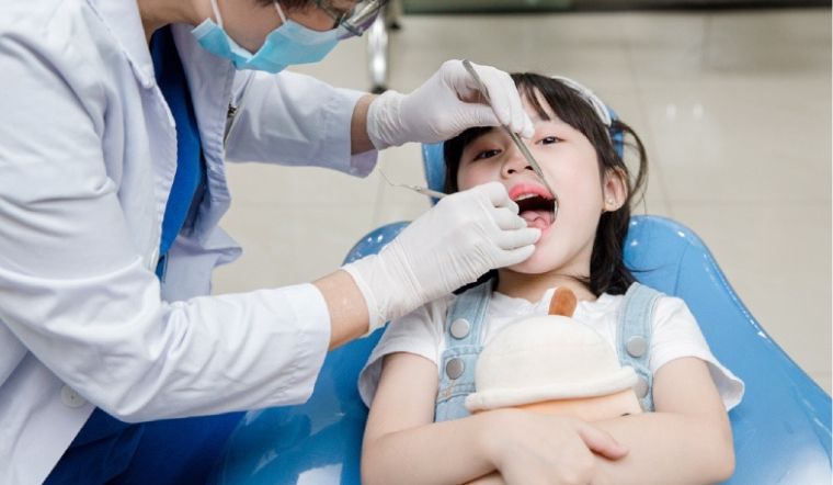 Bé nhổ răng lâu mọc lại có sao không? Cần làm gì khi răng trẻ mọc chậm?