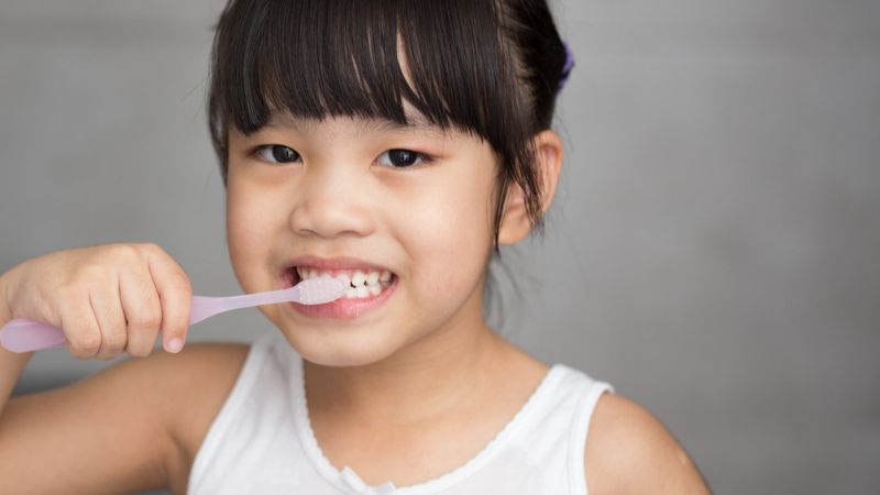 Phụ khuynh cần làm gì khi trẻ mọc răng chậm?