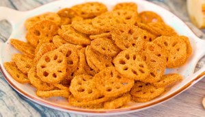 Bỏ túi cách làm snack củ sen lắc phô mai giòn rụm, béo thơm