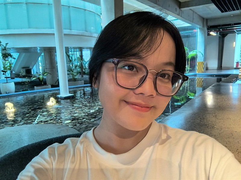 Ảnh chụp selfie trong điều kiện thiếu sáng với chế độ mặc định