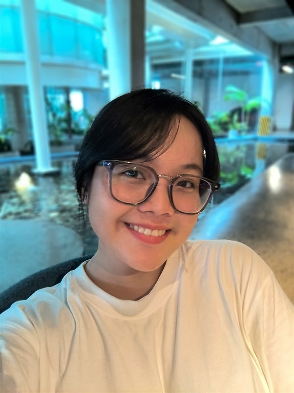 Ảnh chụp selfie trong điều kiện thiếu sáng khi bật thêm xóa phông 