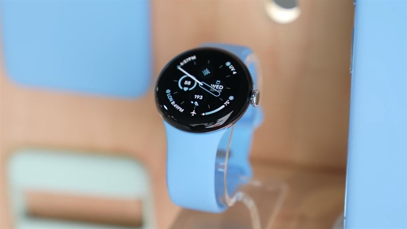 Pixel Watch 2 vẫn mang thiết kế mặt tròn cổ điển được bo cong một cách tinh tế