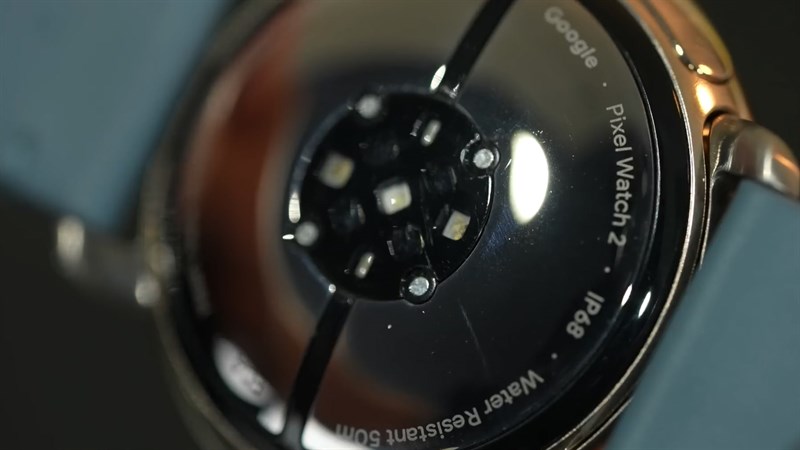 Cụm cảm biến ở mặt sau của Pixel Watch 2