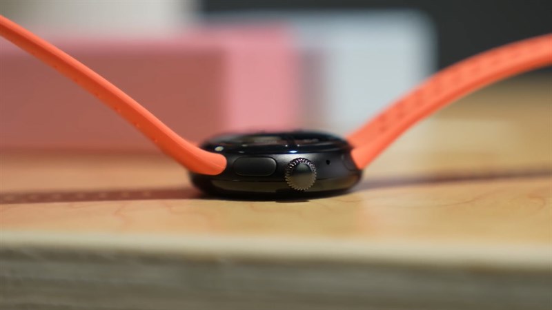 Phím bấm và núm xoay ở cạnh bên của Pixel Watch 2