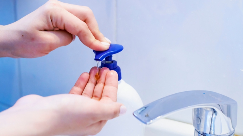 Sử dụng xà phòng có chất tẩy rửa mạnh để rửa tay