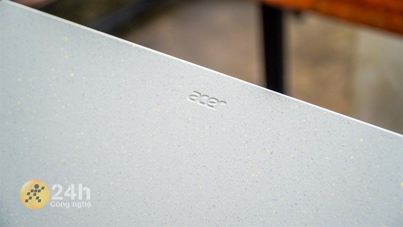 Bề mặt của Acer Aspire Vero AV15 51 được hoàn thiện dạng nhám, có các vân sần nhẹ và họa tiết chấm màu. Bề mặt của Acer Aspire Vero AV15 51 được hoàn thiện dạng nhám, có các vân sần nhẹ và họa tiết chấm màu.